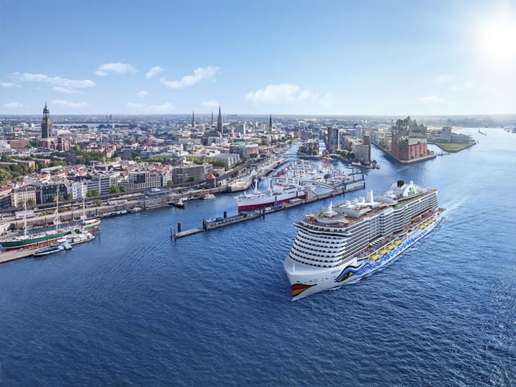 AIDAnova_vor_Hamburg_2