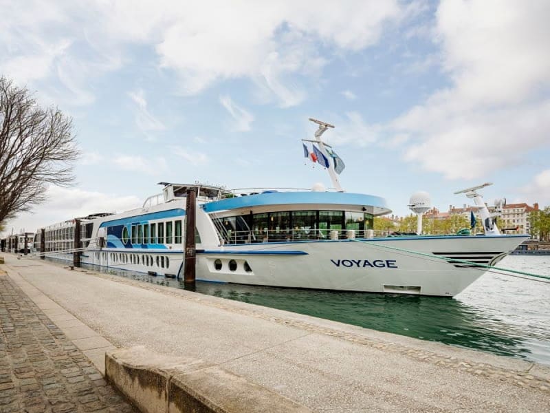 Voyage: Rivierschip aan de kade