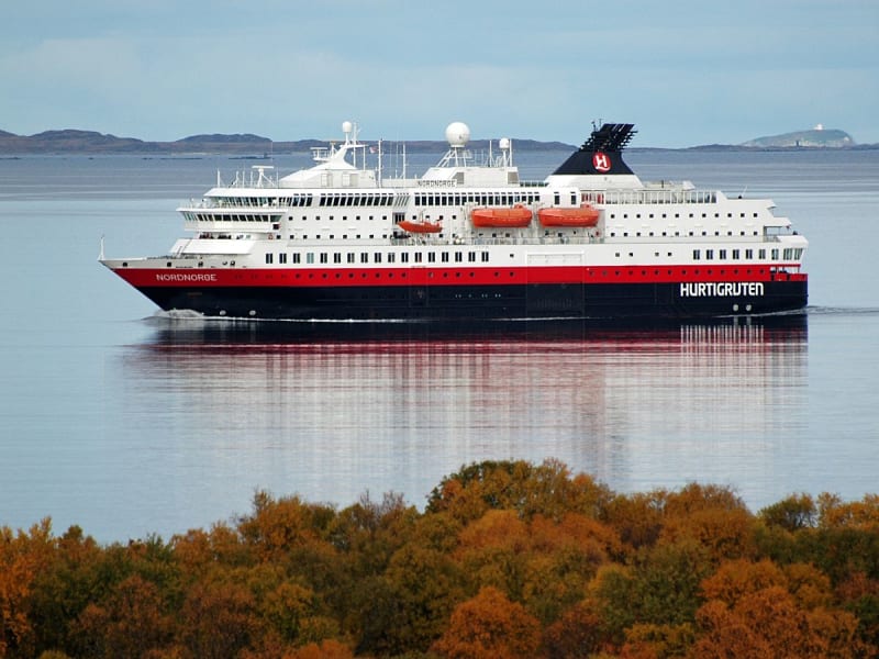 Nordnorge: Postschiff an der Küste
