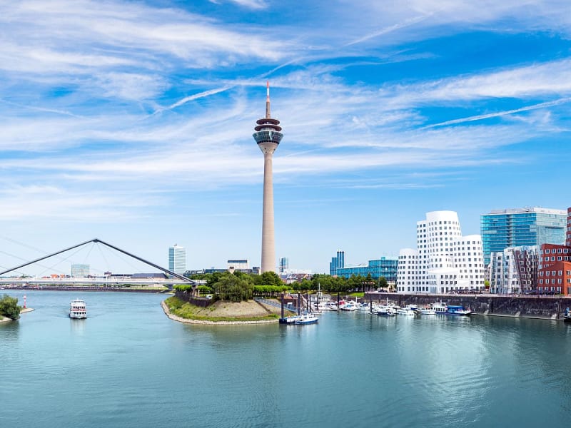 D&uuml;sseldorf, Deutschland &ndash; Beeindruckendes Rheinpanorama auf Ihrer Kreuzfahrt