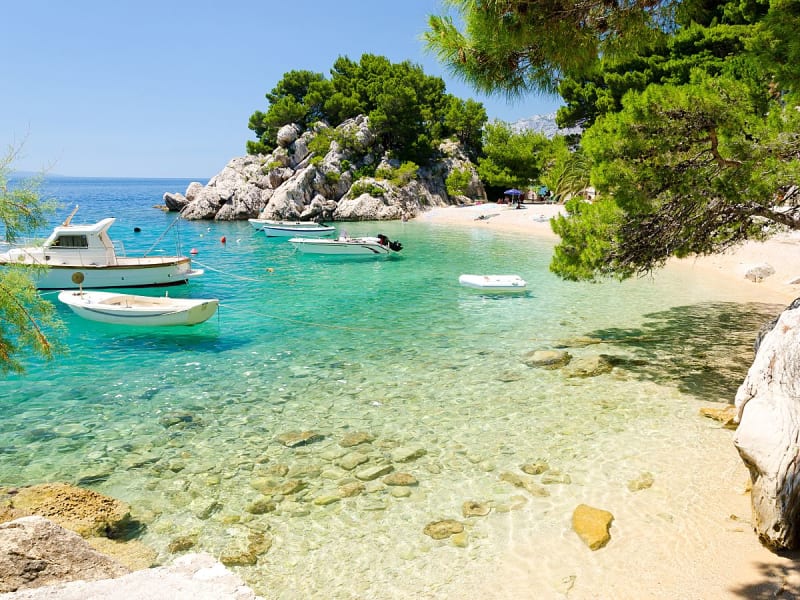 Brela, Kroatien &ndash; traumhafter Strand mit smaragdgr&uuml;nem Wasser