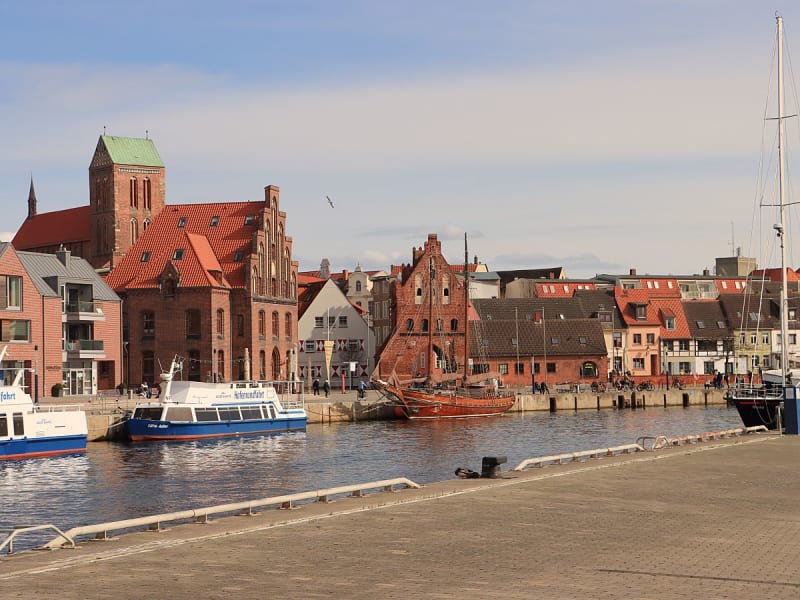 Wismar, Deutschland &ndash; Alter Hafen mit St.-Nikolai-Kirche, Zollhaus und Wassertor