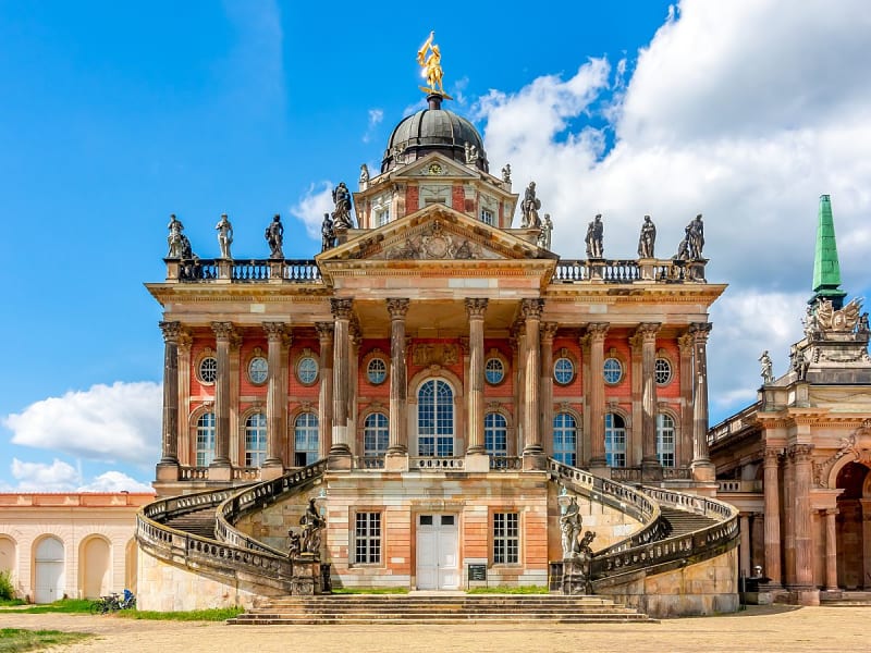 Potsdam, Deutschland &ndash; Barocke Universit&auml;tsgeb&auml;ude am Neuen Palais im Park Sanssouci