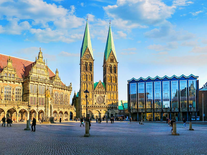 Bremen, Deutschland &ndash; Rathaus und Bremer Dom auf dem belebten Marktplatz