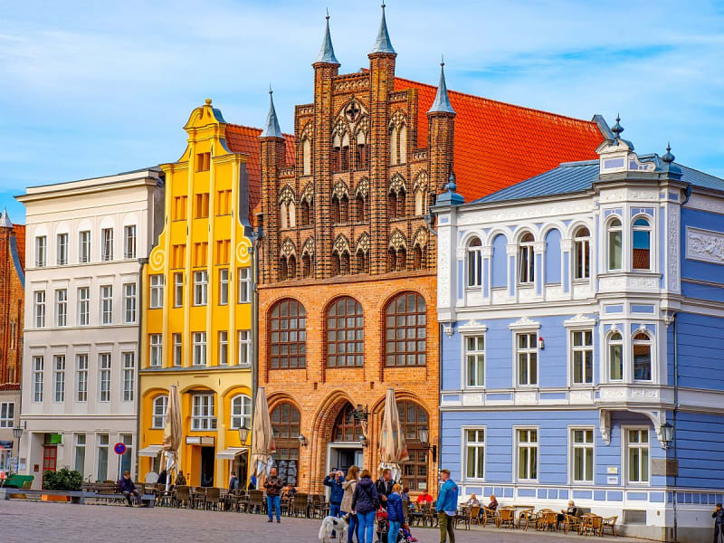 Stralsund, Deutschland &ndash; Backsteingiebel und enge Gassen in der malerischen Altstadt