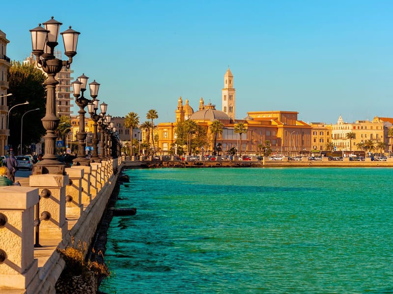 Bari, Italien &ndash; K&uuml;stenblick auf die romantische Basilika San Nicola