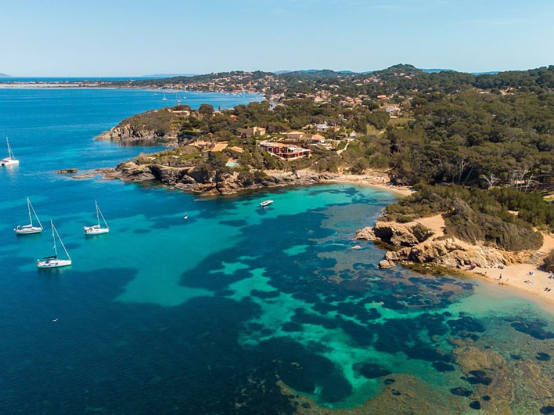 Toulon, Frankreich &ndash; goldene Kiesbucht mit klarem t&uuml;rkisblauem Wasser