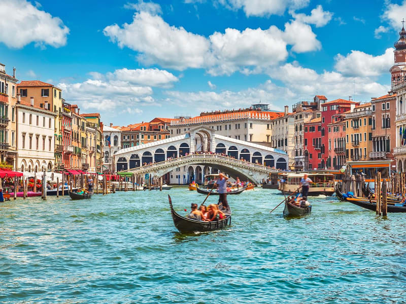 Venedig, Italien &ndash; Gondeln auf dem Canal Grande vor der wei&szlig;en Rialtobr&uuml;cke
