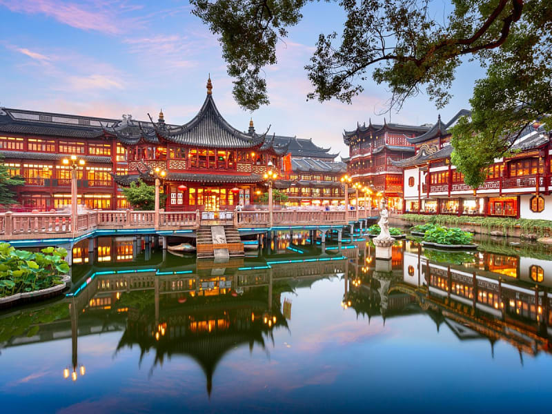 Shanghai, China &ndash; Historische Pavillons spiegeln sich beleuchtet im Wasser