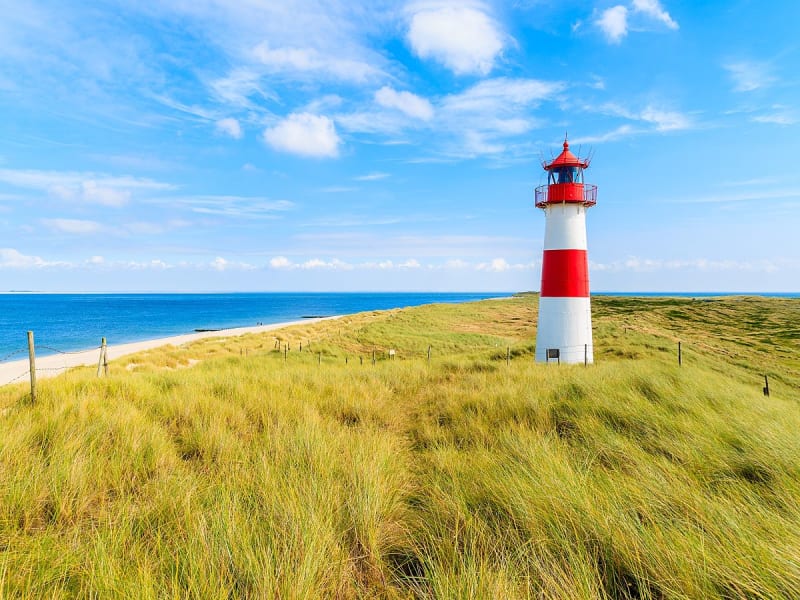 Sylt, Deutschland &ndash; Roter Leuchtturm List Ost &uuml;ber den D&uuml;nen
