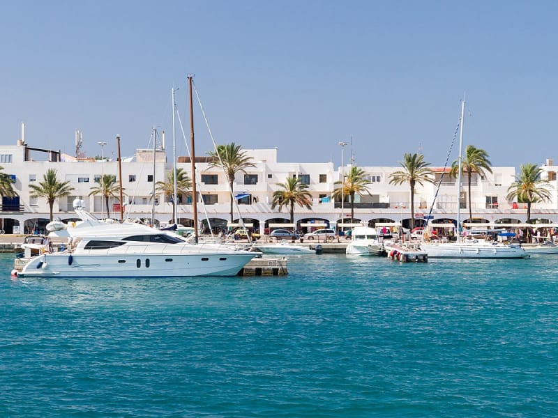 Formentera, Spanien &ndash; Hafenansicht mit Segel- und Motoryachten vor mediterraner Kulisse