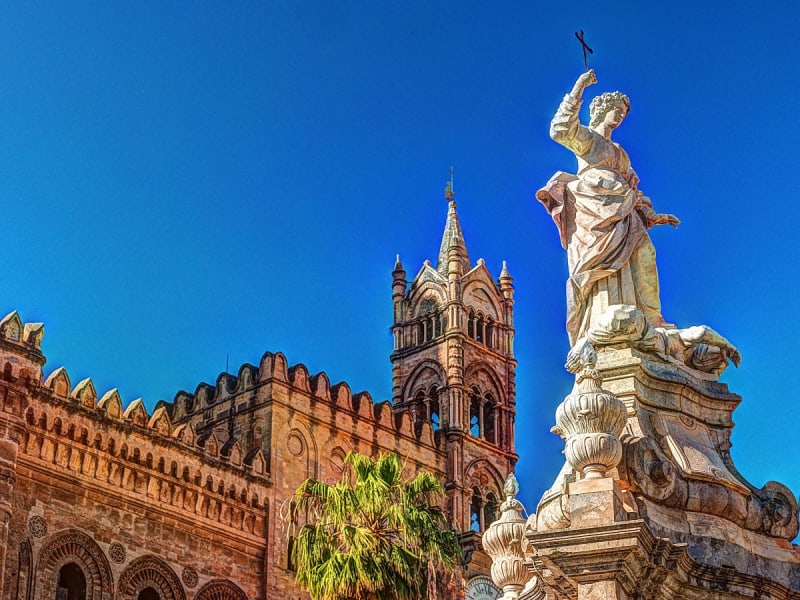 Palermo, Italien &ndash; Detailansicht der normannisch-arabischen Kathedrale mit Heiligenstatue
