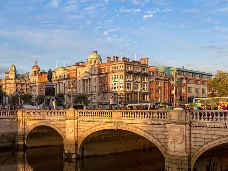 Dublin, Irland &ndash; O&rsquo;Connell Bridge mit Doppeldeckerbus vor klassizistischer Uferarchitektur