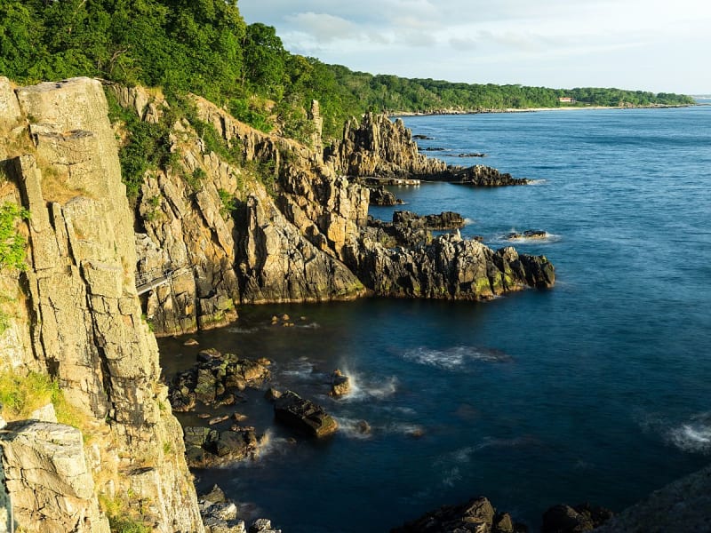 Bornholm, D&auml;nemark &ndash; zerkl&uuml;ftete Felsk&uuml;ste mit Blick