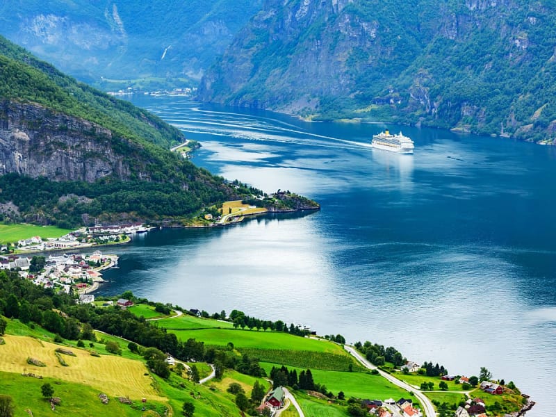 Geiranger, Norwegen &ndash; Sanfte H&uuml;gel treffen auf steile Felsw&auml;nde und Fjord