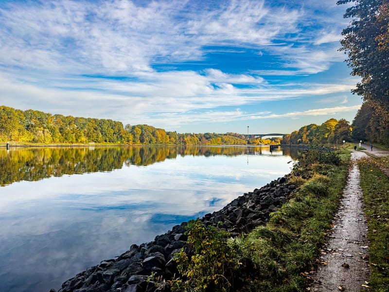 Nord-Ostsee-Kanal, Deutschland - Spazierpfad f&uuml;hrt am ruhigen Kanal entlang