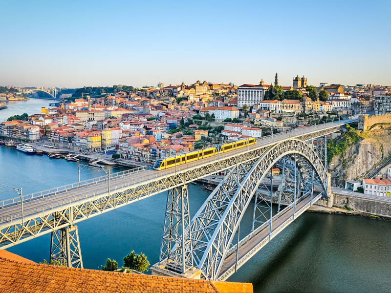Porto, Portugal &ndash; Dom Lu&iacute;s I f&uuml;hrt elegant &uuml;ber den Fluss zur bunten Altstadt