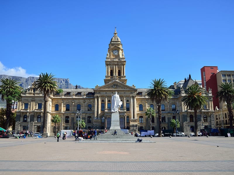 Kapstadt, S&uuml;dafrika &ndash; Das historische Rathaus mit Tafelberg-Blick
