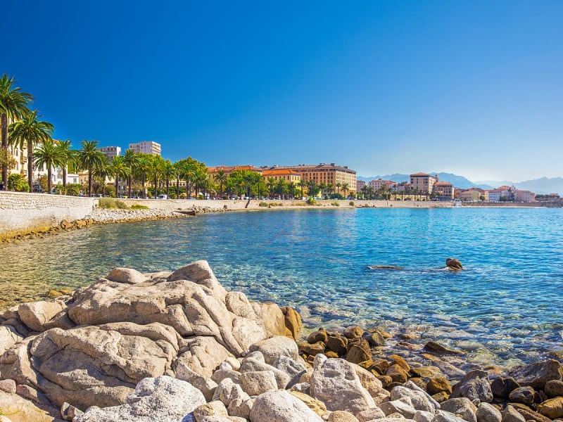 Ajaccio, Frankreich &ndash; Palmenpromenade am klaren Meer