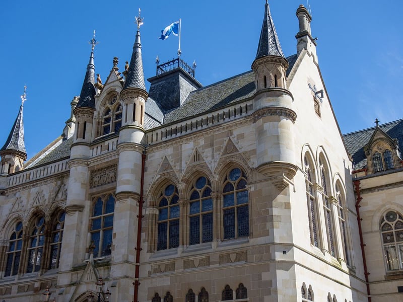 Inverness, Schottland &ndash; Historisches Rathaus mit T&uuml;rmchen und wehender Flagge
