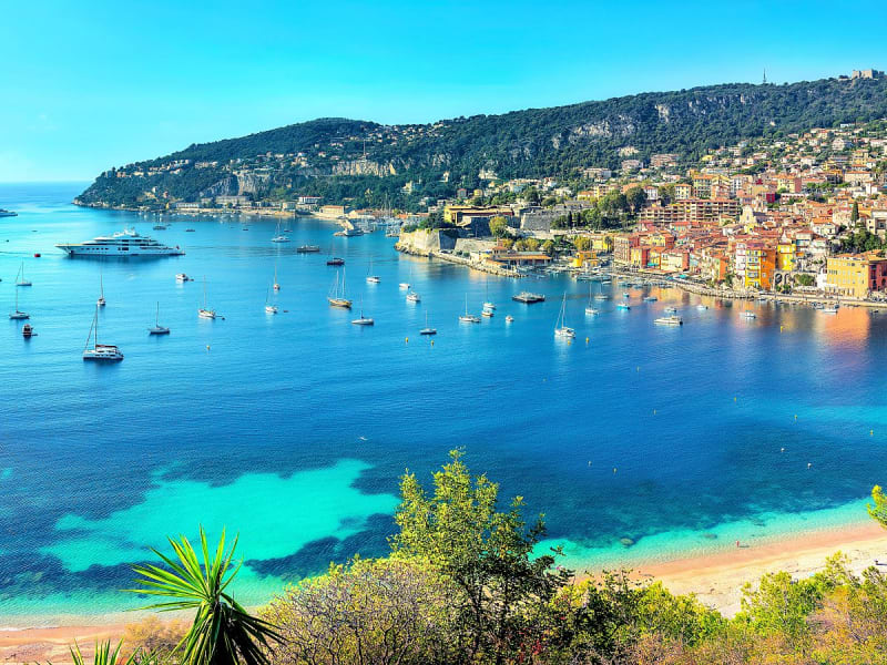 Nizza, Frankreich &ndash; Panoramablick auf Hafen, Altstadt und Strand