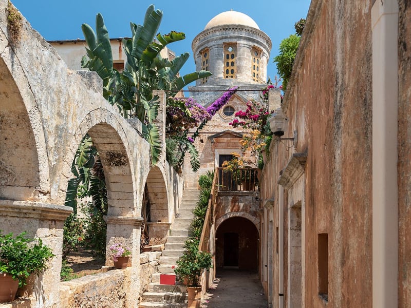Chania, Griechenland &ndash; Bougainvillea schm&uuml;ckt historische Klosterfassade
