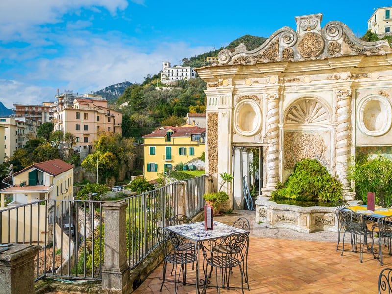 Salero, Italien &ndash; Terrassencaf&eacute; vor barocker Fassade mit Ausblick