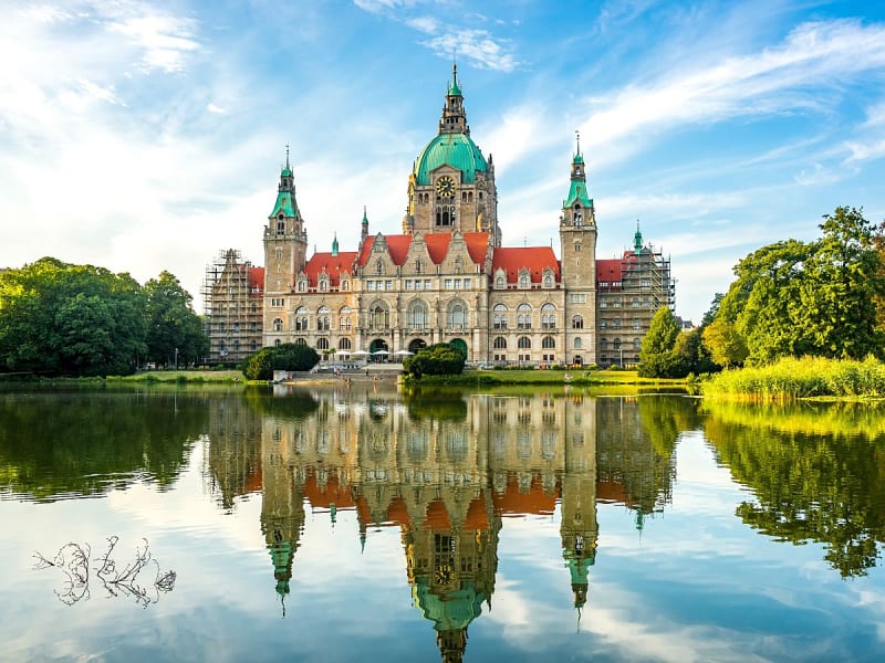 Hannover, Deutschland &ndash; Das Neue Rathaus spiegelt sich m&auml;rchenhaft im Maschteich