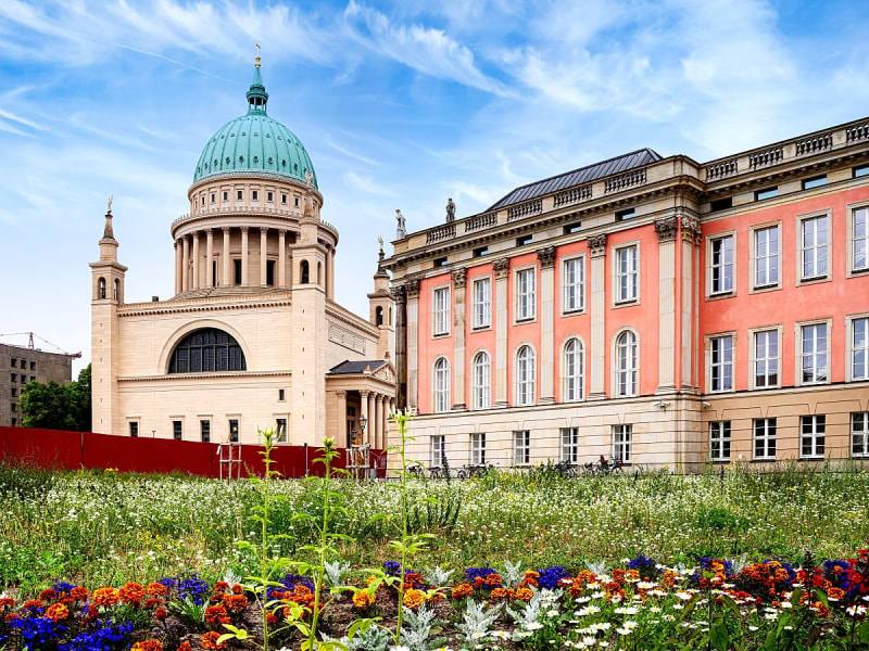 Brandenburg, Deutschland &ndash; Die Kuppel der Nikolaikirche ragt &uuml;ber Blumenwiesen empor