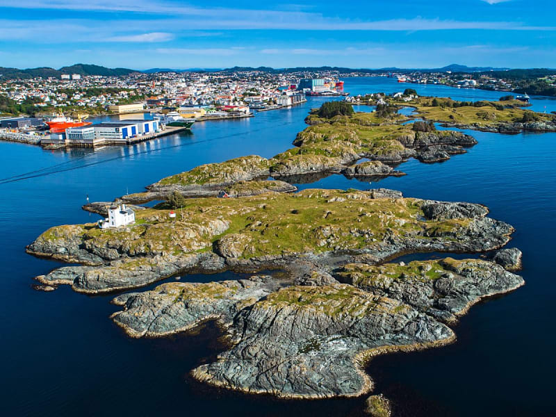 Haugesund, Norwegen &ndash; felsige Inseln ziehen sich durch das klare K&uuml;stenwasser