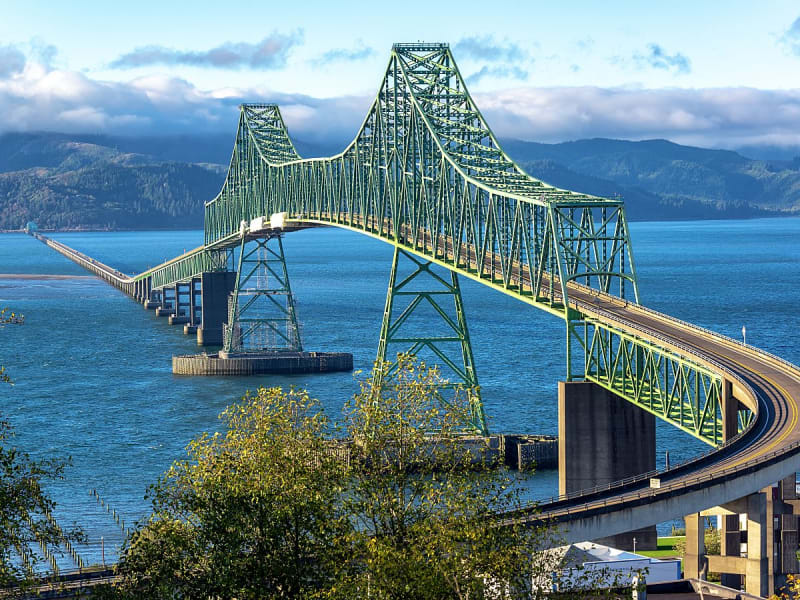 Astoria, USA &ndash; die gr&uuml;ne Megler Bridge spannt sich elegant &uuml;ber den Columbia River