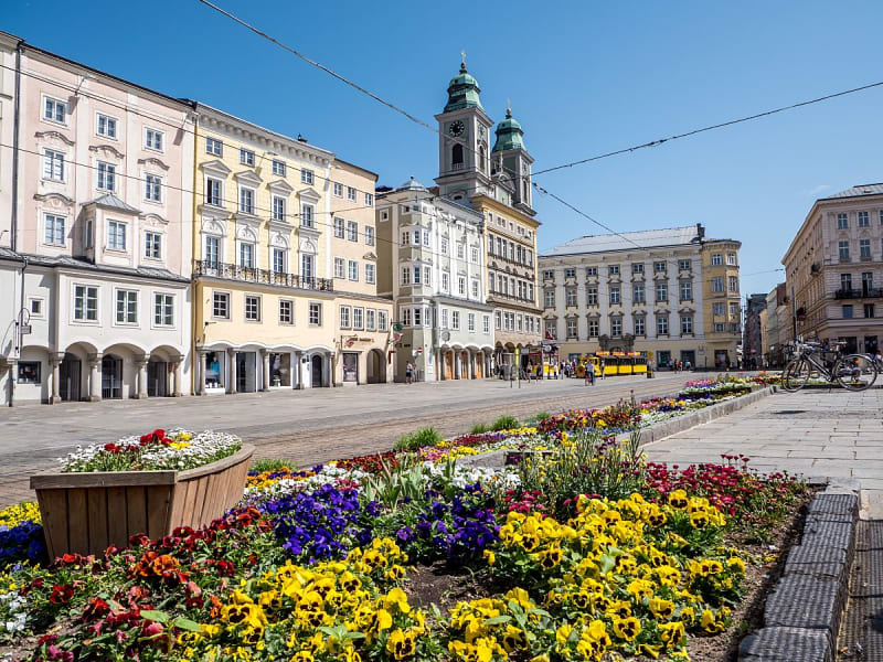Linz, &Ouml;sterreich &ndash; bunte Blumenbeete vor barocken Fassaden am Hauptplatz