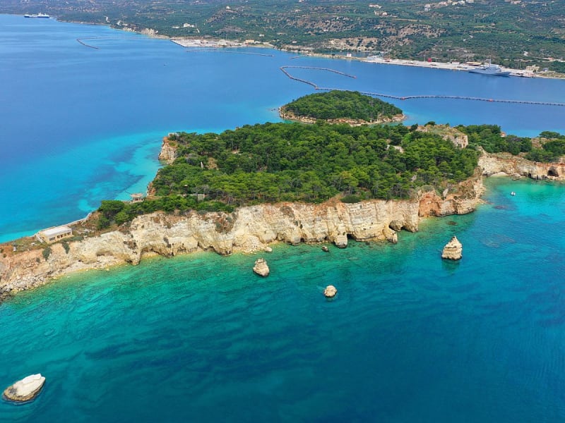 Souda, Griechenland &ndash; gr&uuml;ne Halbinsel mit Klippen im t&uuml;rkisblauen Ionischen Meer