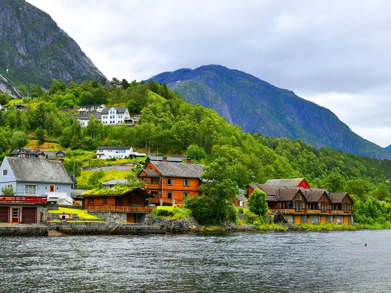 Eidfjord, Norwegen &ndash; Idyllisches Dorf mit Holzh&auml;usern am Wasser