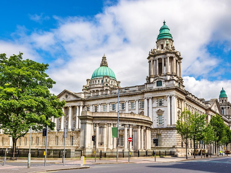 Belfast, Nordirland &ndash; Prunkvolles Rathaus mit gr&uuml;ner Kuppel und klassizistischer Fassade