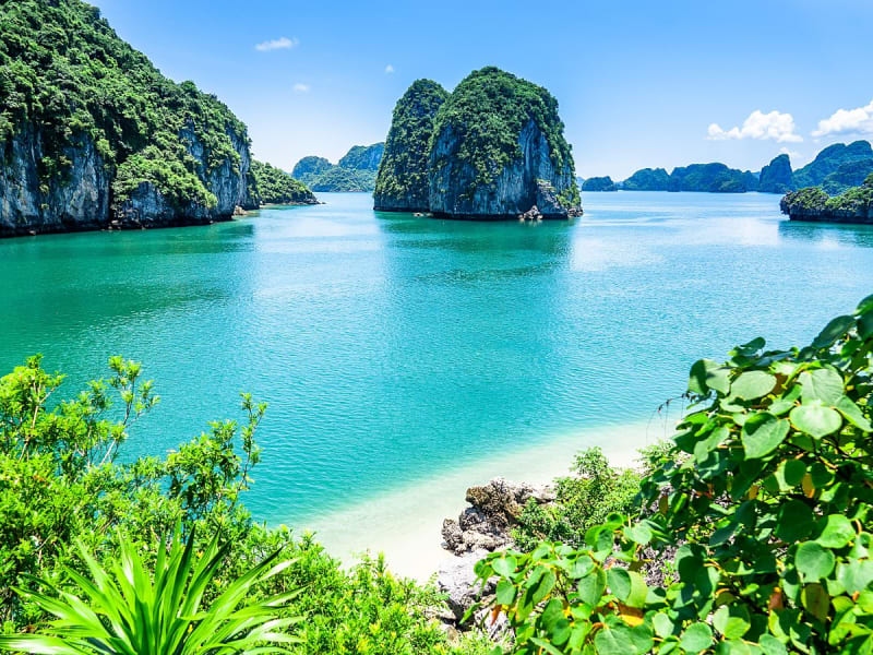 Halong, Vietnam &ndash; Smaragdgr&uuml;ne Bucht mit tropischem Strand und Karstinseln