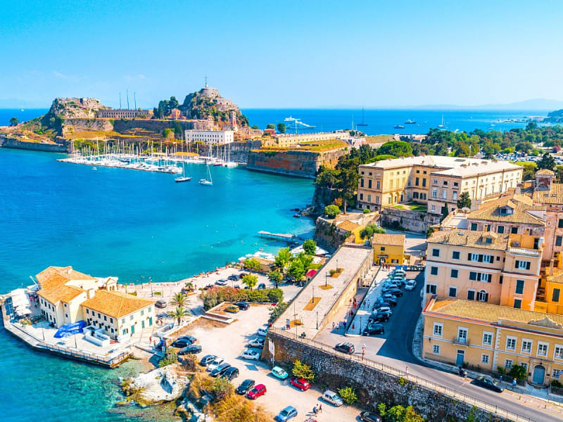 Kerkyra, Griechenland &ndash; Altstadt mit Festung und Hafen am t&uuml;rkisblauen Meer