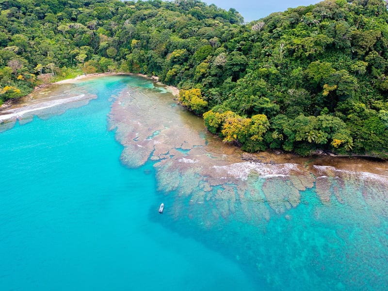 Col&oacute;n, Panama &ndash; Smaragdgr&uuml;ne Regenwaldbucht trifft auf Korallenriff