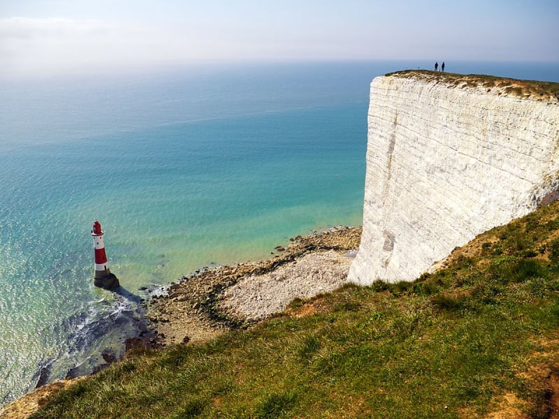Dover, England &ndash; Roter Leuchtturm vor steiler wei&szlig;er Klippe am t&uuml;rkisfarbenen Meer