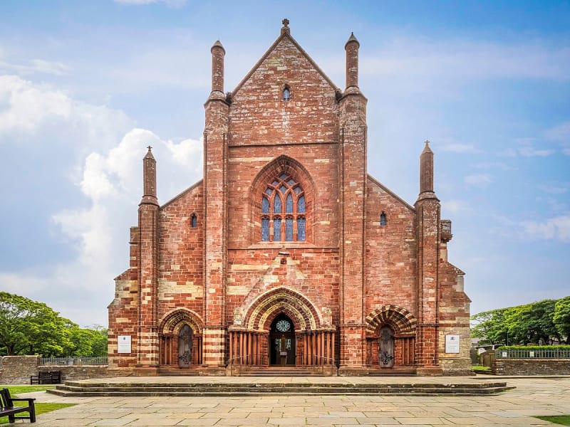 Kirkwall, Schottland &ndash; R&ouml;tlich leuchtende St.-Magnus-Kathedrale aus Sandstein im Zentrum