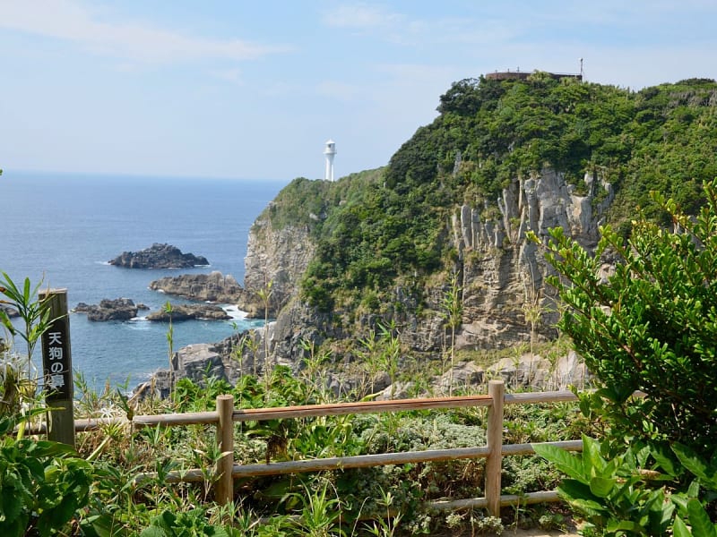 Kochi, Japan &ndash; Dramatische Steilk&uuml;ste mit wei&szlig;em Leuchtturm am Pazifik