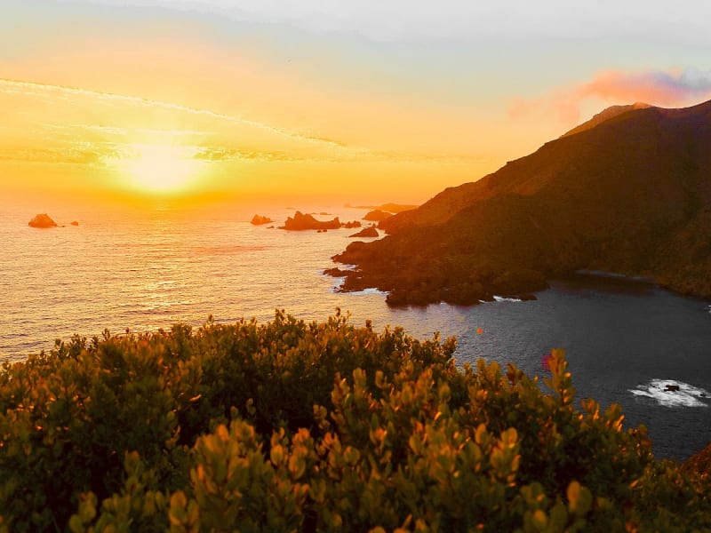 Ensenada, Mexiko - Abendsonne versinkt &uuml;ber K&uuml;ste im goldenen Licht