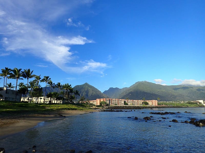 Kahului, USA &ndash; Ruhiger Strand mit Palmen und Blick auf die West Maui Mountains