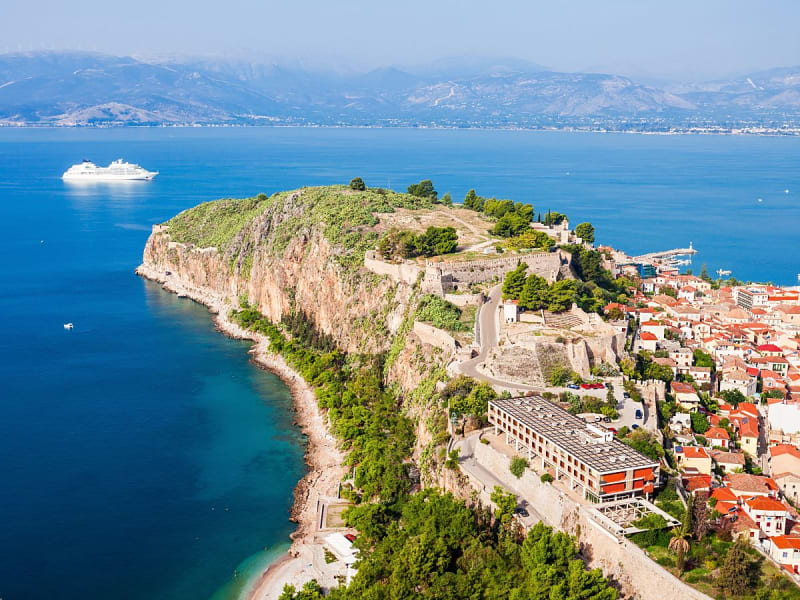Nafplio, Griechenland &ndash; Steilk&uuml;ste mit Festung und Schiff in t&uuml;rkisfarbener Bucht