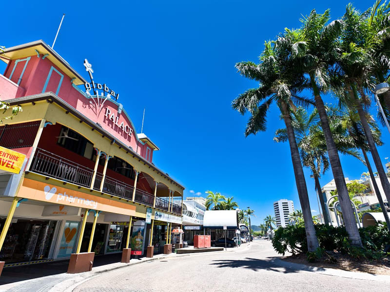 Cairns, Australien &ndash; Bunte H&auml;userzeile mit Palmen unter tropischer Mittagssonne