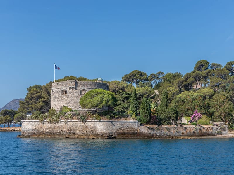 La Seyne-sur-Mer, Frankreich &ndash; Rundturm am Wasser mit Flagge und mediterraner Vegetation