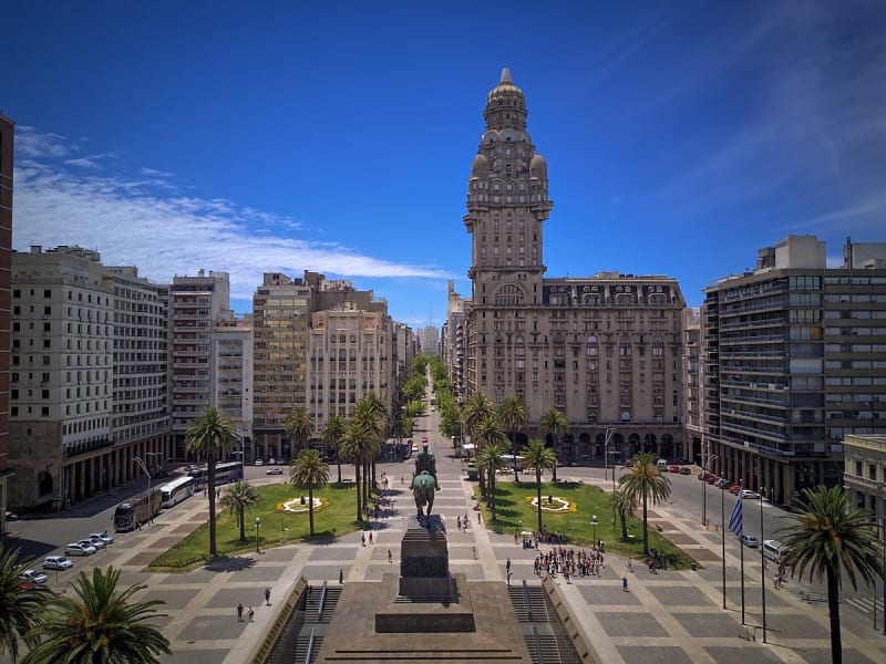 Montevideo, Uruguay &ndash; Monumentaler Platz mit Reiterstatue und dem Palacio Salvo
