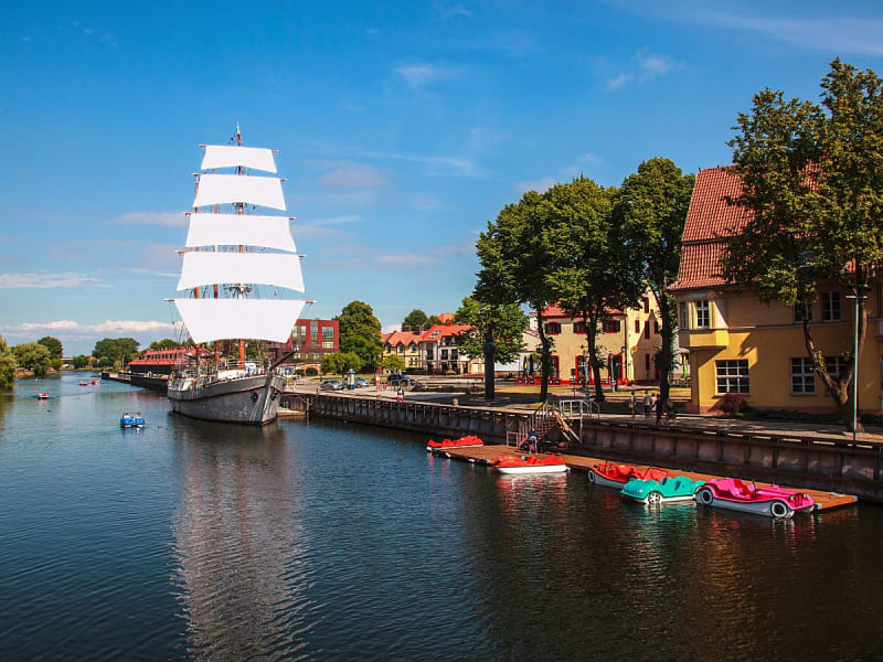 Klaipėda, Litauen &ndash; Historischer Dreimaster f&auml;hrt durch den sonnigen Stadtkanal