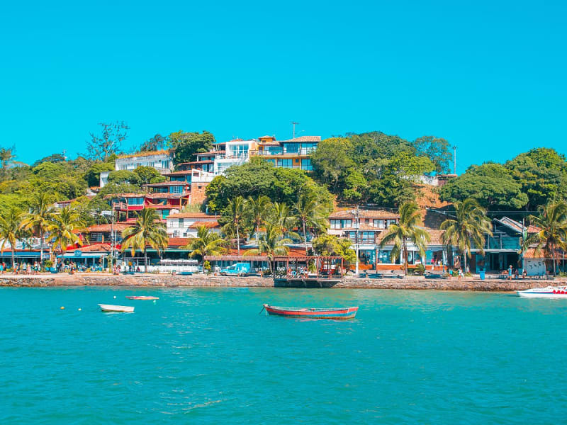 B&uacute;zios, Brasilien &ndash; Bunte H&auml;user und Palmen am Wasser der Fischerbucht
