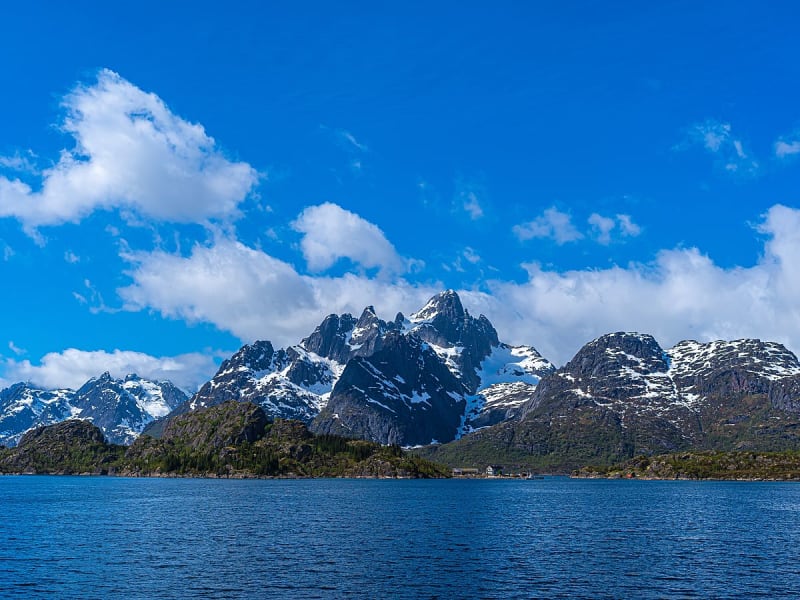 Svolv&aelig;r, Norwegen &ndash; Schneeberge ragen &uuml;ber das tiefblaue Meer